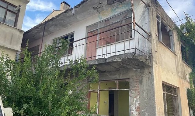 Mudanya, Güzelyalı'da başıboş evler korku saçıyor