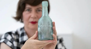 Sahilde Yürüyüş Yaparken 150 Yıllık Şişe Buldu