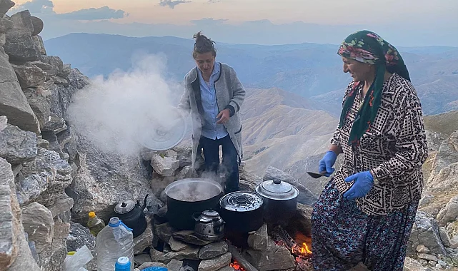 Sason'lu  Ermeniler Mereto zirvesinde mum yakıp dua etti