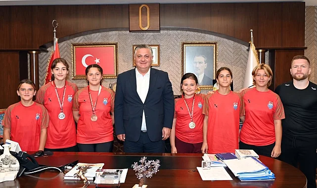 Yalovalı başarılı güreşçilerden Başkan Gürel'e ziyaret