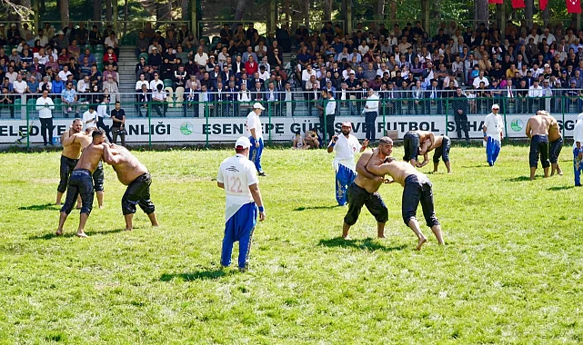 Bakan Tekin, tarihi yağlı güreşlerde  'güreş ağası açık artırması'na katıldı