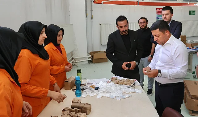 Belediye Başkanı Arı, Nissa Buklet Fabrikası'nda incelemelerde bulundu