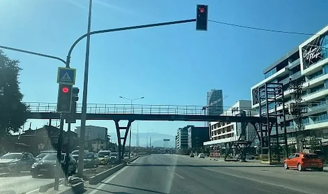 Bursa Geçit'te üst geçit ve trafik lambaları sürücüleri isyan ettiriyor