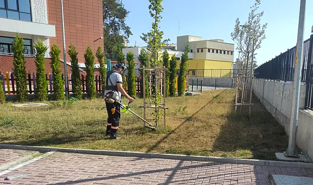 İzmir Karabağlar'da okullara destek sürüyor