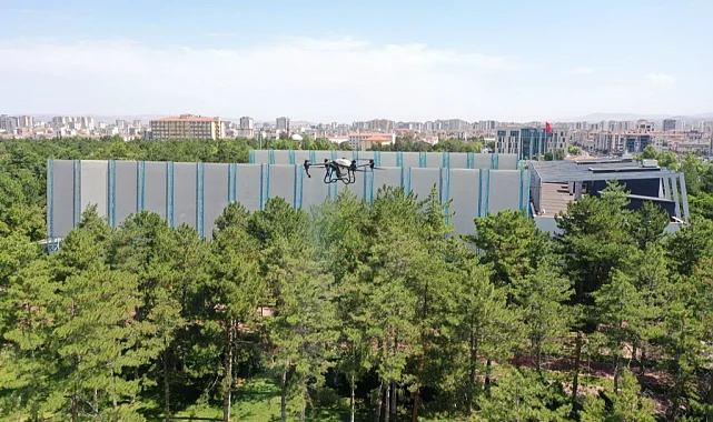 Kocasinan Belediyesi açık alanları drone ile ilaçlıyor