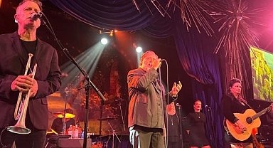 Russell Crowe'un "Indoor Garden Party" Konseri New York'u Büyüledi'