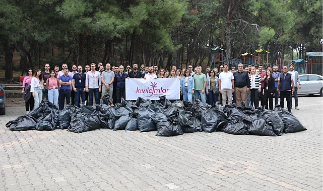 Gönüllüler Manisa Çiftlik Parkı'nı temizledi