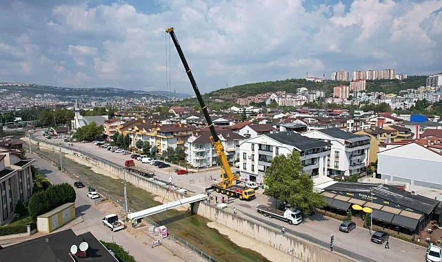 Kocaeli'de Yahya Kaptan'a yapılan yaya köprüsü hız kazandı