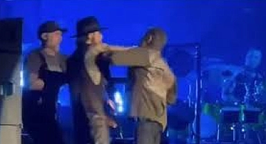 Ünlü Grubun Solisti ve Gitaristi Konserde Yumruklaştı