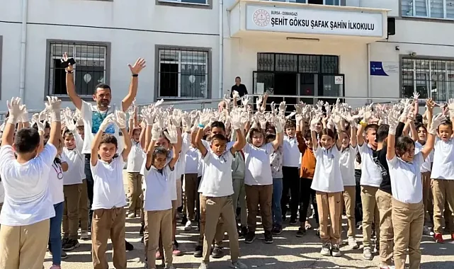 Bursa'da ilkokul öğrencilerinden temizlik farkındalığı