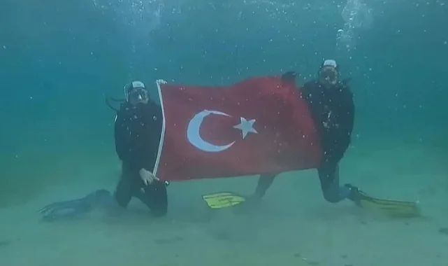 Bursa'da öğretmenler su altında Türk bayrağı açtı