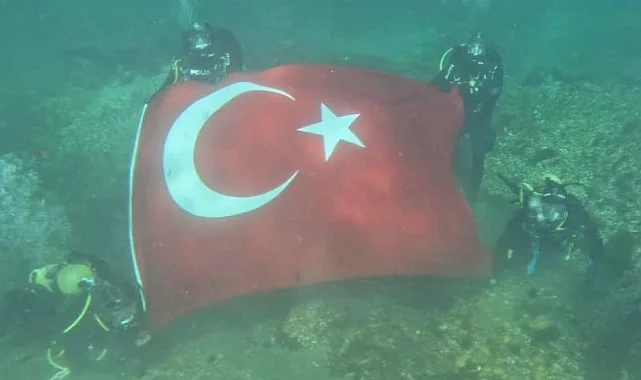 Halfeti'de su altında Türk Bayrağı açtılar