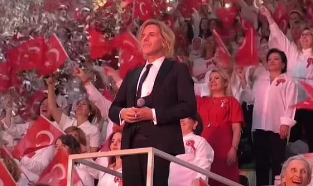 İzmit,  Cumhuriyetin 101'inci yılını Soner Arıca ile kutladı