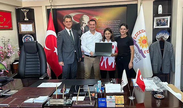 Tamer Kıral Türkiye 2.si olan Eslin Göktepeli'ye laptop hediye etti