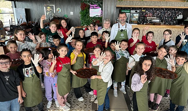 Bursa Gürsu'da minikler eğlenerek kurabiye yaptı