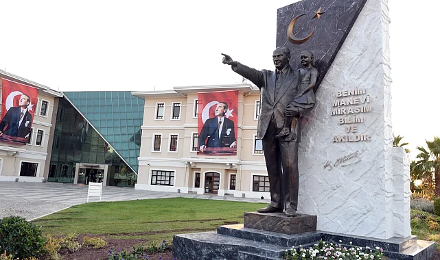 Bursa'da Osmangazililer Ata'yı belediye önündeki anıtta anacak