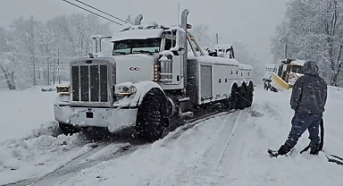 Kar ve tipi I-5 karayolunu vurdu, sürücüler mahsur kaldı