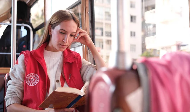 Antalya'da nostalji tramvayında kitap okudular