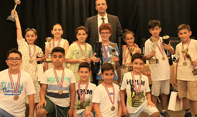 Bornovalı miniklerden Yeni Yıl hamleleri