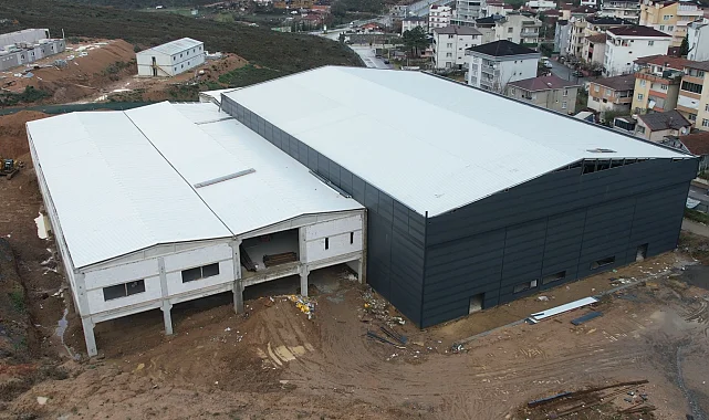 Kocaeli'nde kapalı spor salonu'nda çalışmalar devam ediyor
