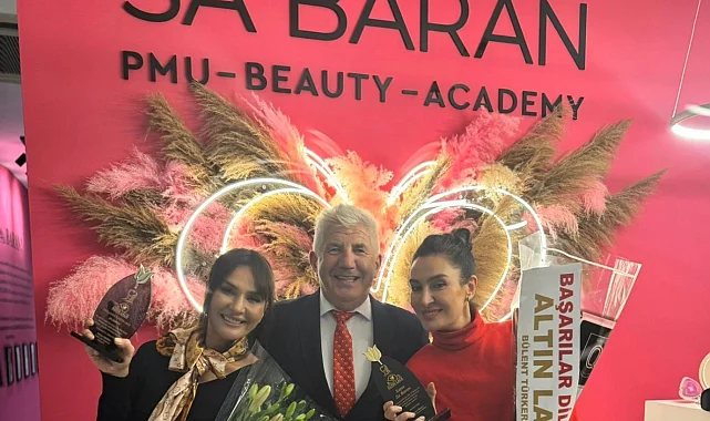 Usta sunucu Sa Baran'a teşekkür plaketi