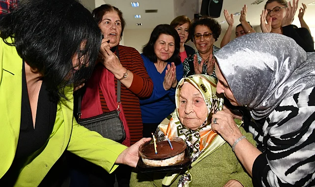 103 yaşındaki Hüsniye Teyze'ye sürpriz doğum günü