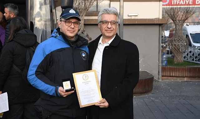 37 kez kan bağışlayan Balıkesirli zabıtaya Kızılay'dan ödül