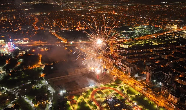 Bursa'da coşku Yeni Yıl Meydanı'na taştı