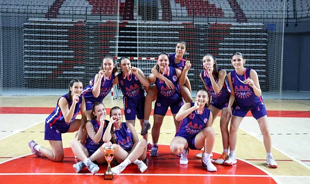 Büyükşehir'in basketbolcu kızları Antalya şampiyonu oldu