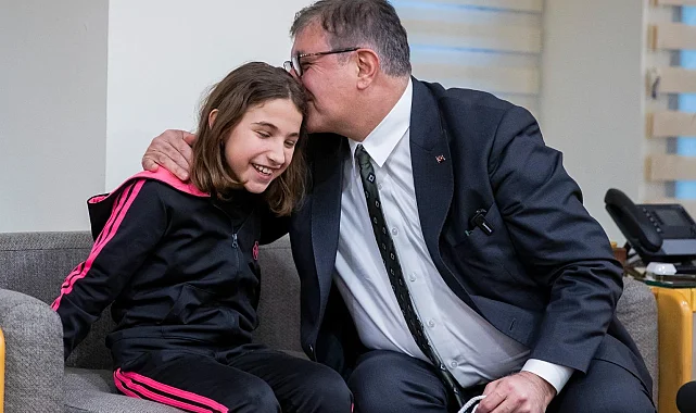İzmir Büyükşehir'den paralimpik yüzücü Miray'a davet