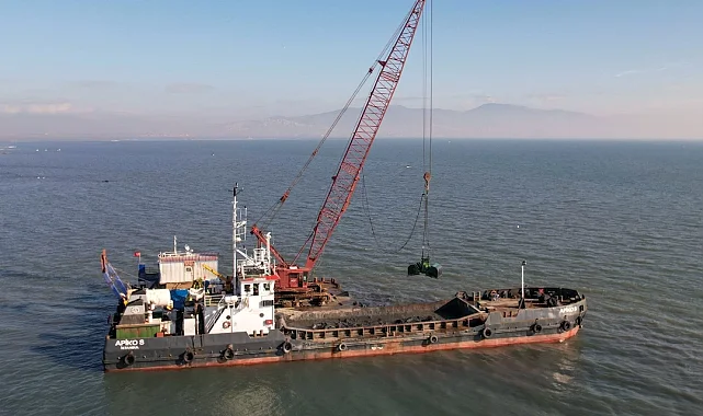 İzmir Körfezi'nden 60 bin ton çamur çıkarıldı