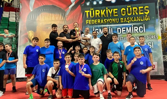 Kağıtspor'dan şampiyonluklarla dolu bir yıl
