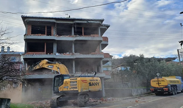 Kocaeli Gölcük'te  depreme dayanıksız binalardan arındırılıyor