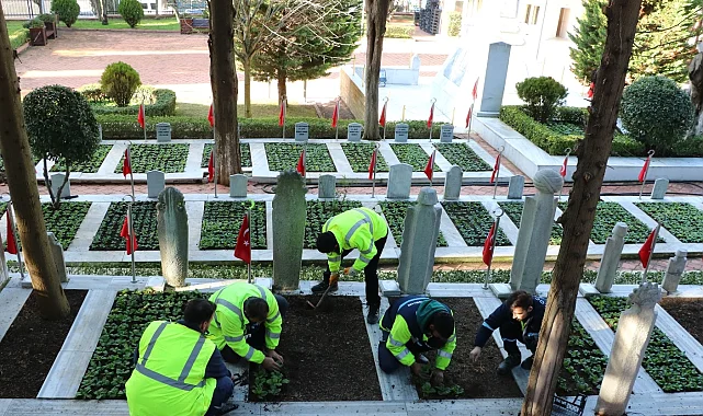 Kocaeli'de şehitlerin mezarları çiçeklerle donatıldı