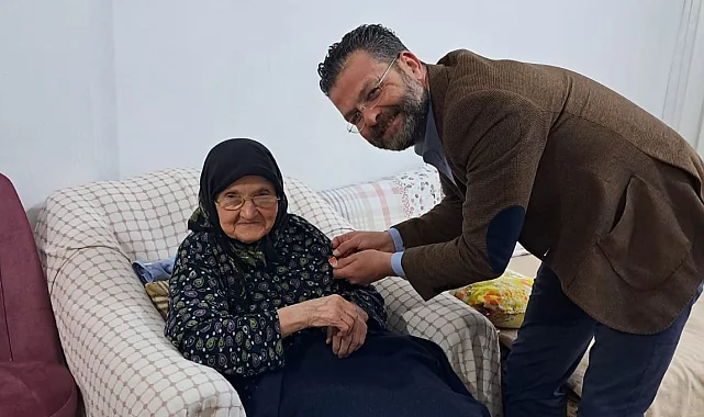 Bursa'da 94 yaşındaki Halime Teyze CHP'ye katıldı