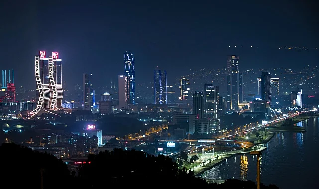 İzmir'de dış cephe aydınlatmasına saat ayarı geliyor!
