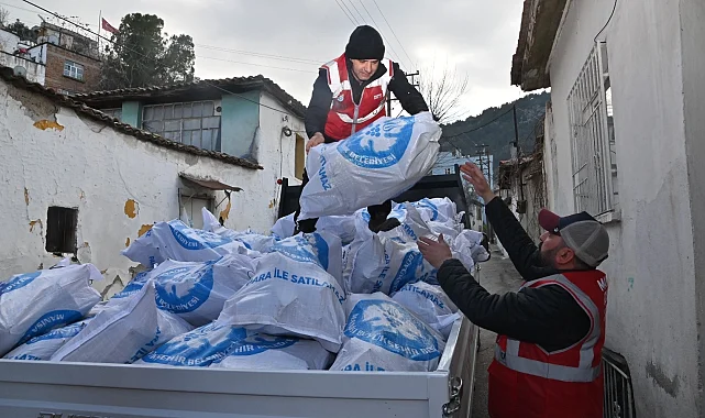 Manisa'da binlerce çuval odun ihtiyaç sahiplerine dağıtılıyor