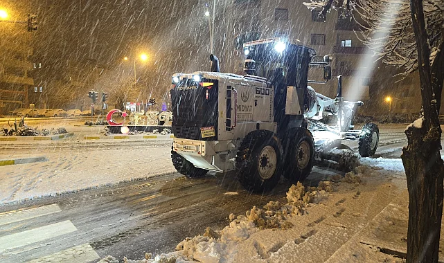 Mardin Midyat'ta karlar temizleniyor