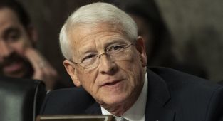 Powerful senator says Pete Hegseth made 'rookie mistake'