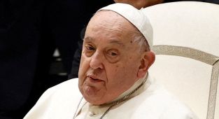 Vatican gives update on Pope Francis as leader remains in hospital 