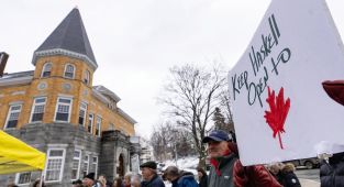 Canadians forced to use 'tradesman entrance' on Vermont-Quebec border