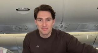 Emirates plane passenger shares hack for bagging flight upgrade
