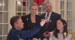 Everyone's saying the same thing about Elon Musk's table etiquette
