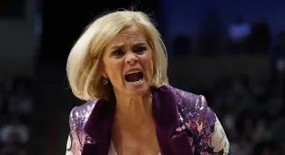 Fans fume at Kim Mulkey after attack on LSU student reporter