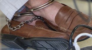 Hilarious reason for Luigi Mangione's barefoot loafers courtroom look