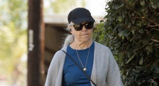 Iconic sci-fi heroine who helped put spandex on the map seen in LA