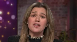Kelly Clarkson staffers 'walking on eggshells' after her absence