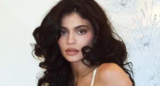 Kylie Jenner sends temperatures soaring in sexy plunging latex dress
