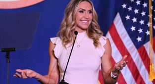 Lara Trump says people should be 'kissing the feet' of Musk and Trump