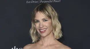 Mad Men star January Jones rages over airline for 16-hour flight delay